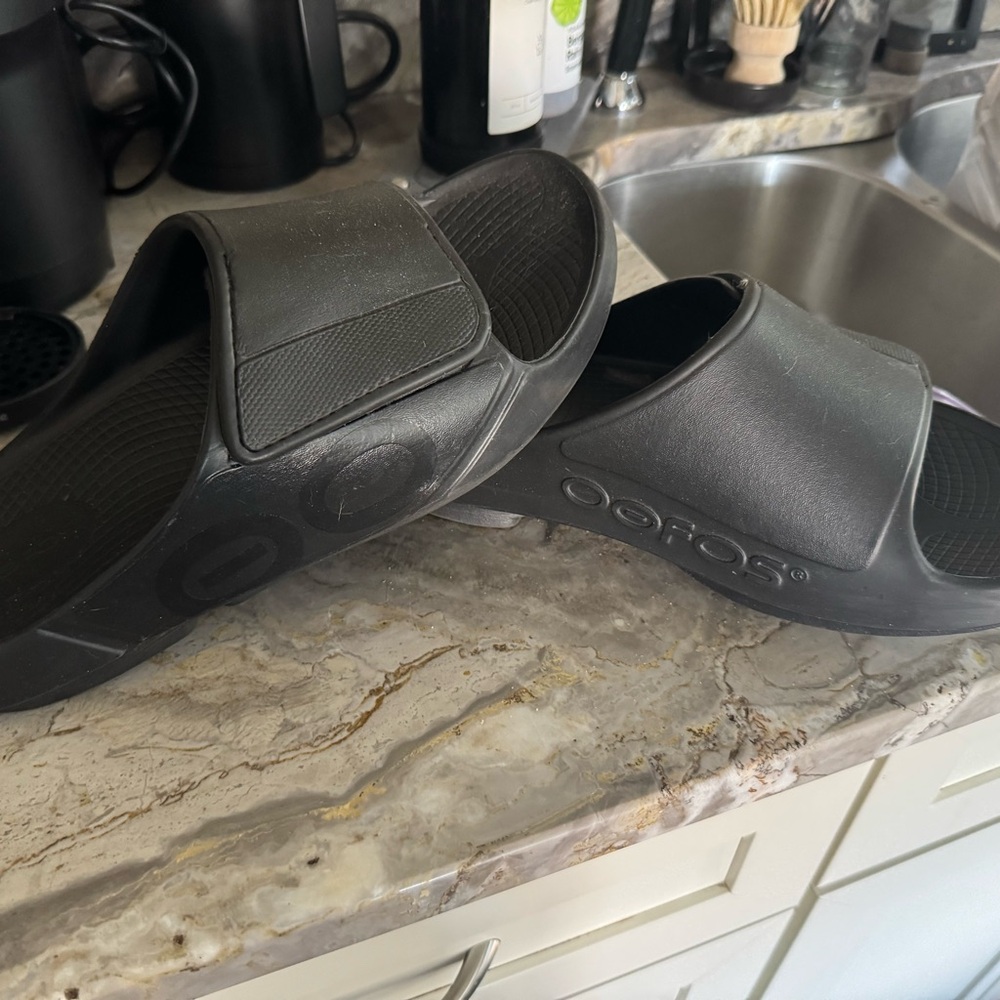 OOFOS Black Sandals Comfortable Flip-Flops